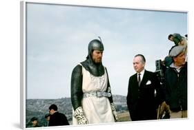 EL CID, 1961 directed by ANTHONY MANN On the set, Charlton Heston with Samuel Bronston (producer) a-null-Framed Photo