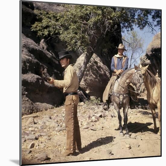 EL DORADO, 1967 directed by HOWARD HAWKS James Caan and John Wayne (photo)-null-Mounted Photo