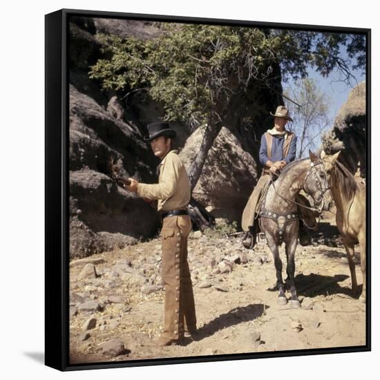 EL DORADO, 1967 directed by HOWARD HAWKS James Caan and John Wayne (photo)-null-Framed Stretched Canvas