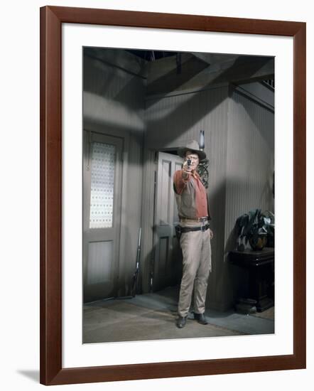 EL DORADO, 1967 directed by HOWARD HAWKS John Wayne (photo)-null-Framed Photo