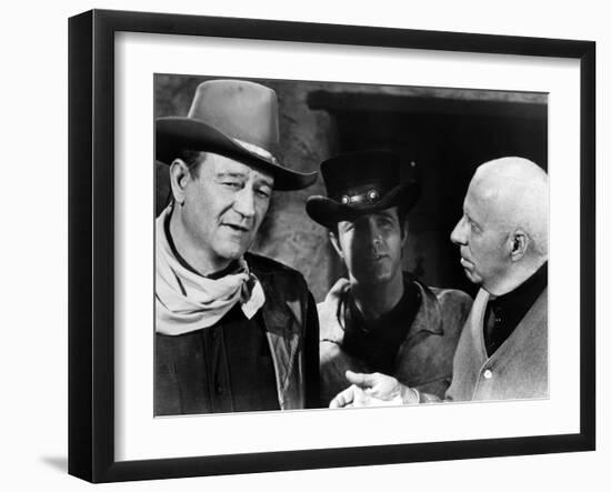 EL DORADO, 1967 directed by HOWARD HAWKS On the set, Howard Hawks with John Wayne and James Caan (b-null-Framed Photo