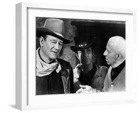 EL DORADO, 1967 directed by HOWARD HAWKS On the set, Howard Hawks with John Wayne and James Caan (b-null-Framed Photo