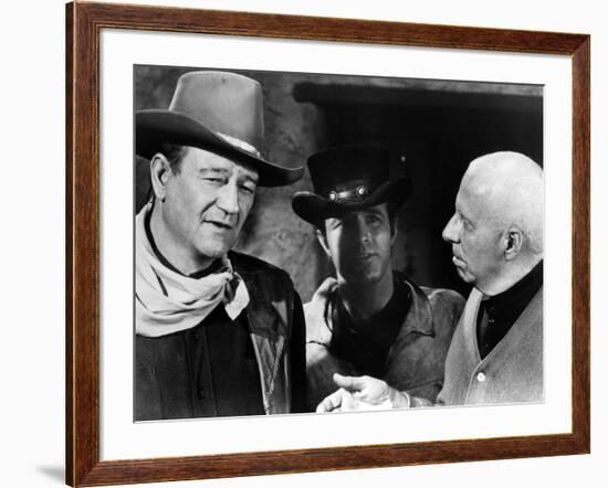 EL DORADO, 1967 directed by HOWARD HAWKS On the set, Howard Hawks with John Wayne and James Caan (b-null-Framed Photo