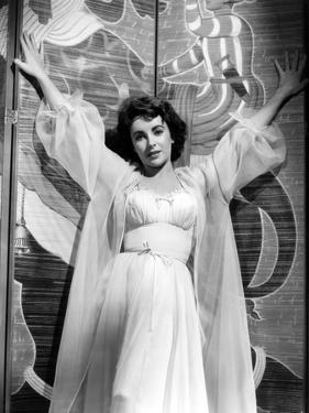 ELEPHANT WALK, 1954 directed by WILLIAM DIETERLE Elizabeth Taylor (b/w photo)