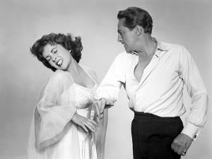 ELEPHANT WALK, 1954 directed by WILLIAM DIETERLE Elizabeth Taylor / Peter Finch (b/w photo)