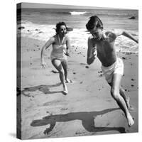 Elizabeth Liz Taylor and Roddy Mcdowall Playing on the Beach 1948-null-Stretched Canvas