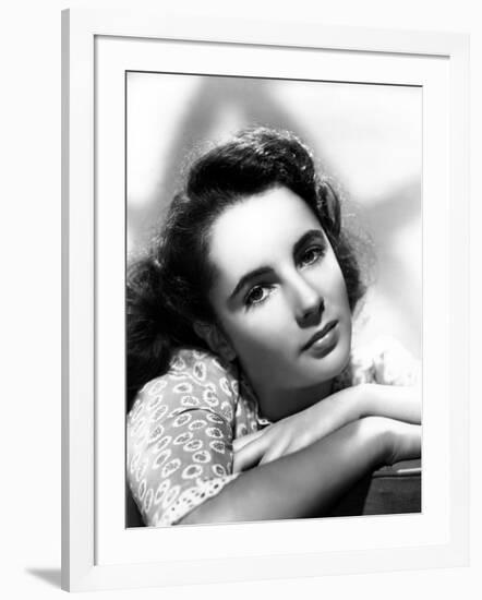 ELIZABETH TAYLOR 1944 (b/w photo)-null-Framed Photo