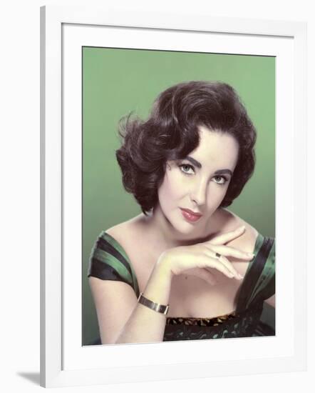 ELIZABETH TAYLOR, 1953 (photo)-null-Framed Photo