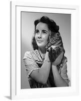 ELIZABETH TAYLOR (b/w photo)-null-Framed Photo