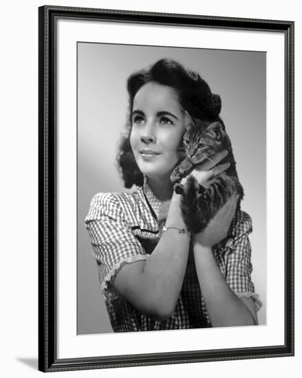 ELIZABETH TAYLOR (b/w photo)-null-Framed Photo