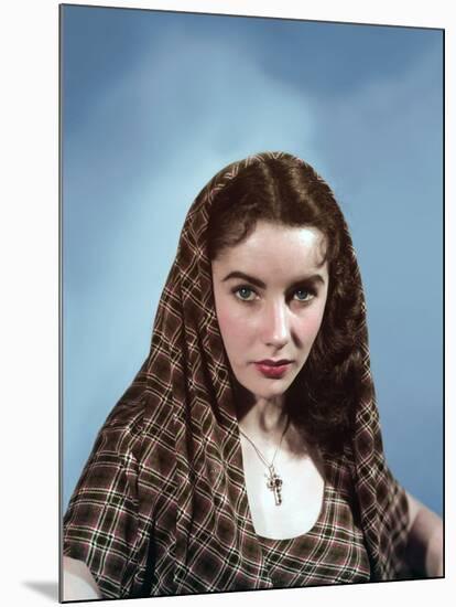 ELIZABETH TAYLOR early 50'S (photo)-null-Mounted Photo