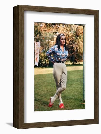 Elizabeth Taylor (photo)-null-Framed Photo