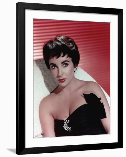 ELIZABETH TAYLOR (photo)-null-Framed Photo