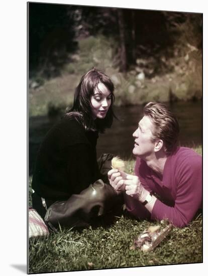 Elsa Martinelli and Kirk Douglas sur le tournage du film La Riviere by nos Amours THE INDIAN FIGHTE-null-Mounted Photo
