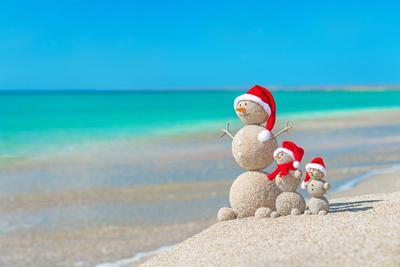 Snowmans Family at Sea Beach in Santa 