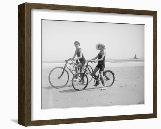 En vélo-null-Framed Giclee Print