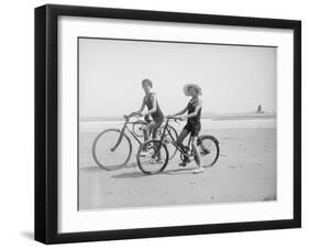 En vélo-null-Framed Giclee Print