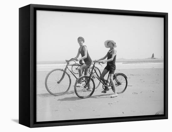 En vélo-null-Framed Stretched Canvas