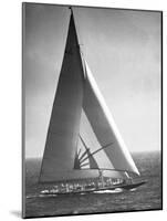 Endeavor II Losing America's Cup-Bettmann-Mounted Photographic Print