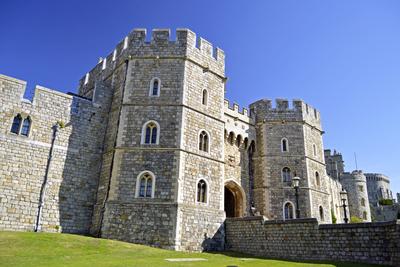 https://imgc.allpostersimages.com/img/posters/england-berkshire-royal-borough-of-windsor-and-maidenhead-windsor-castle_u-L-Q13AO5Y0.jpg?artPerspective=n