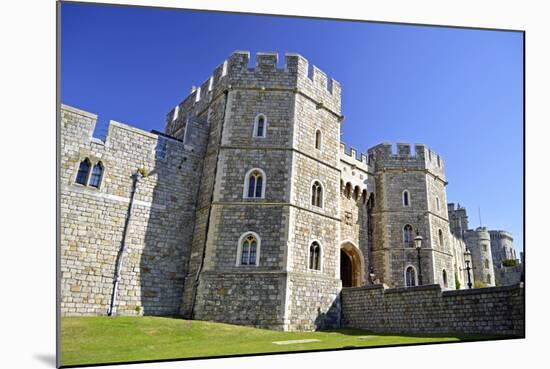 England, Berkshire, Royal Borough of Windsor and Maidenhead. Windsor Castle-Pamela Amedzro-Mounted Photographic Print