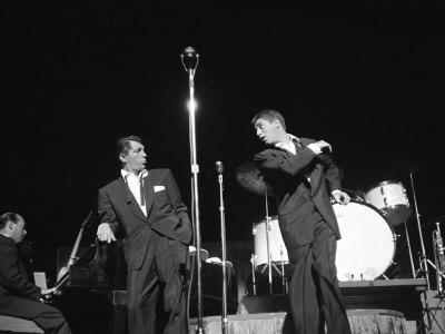 https://imgc.allpostersimages.com/img/posters/entertainers-dean-martin-and-jerry-lewis-performing_u-L-P76JEG0.jpg?artPerspective=n