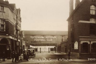 https://imgc.allpostersimages.com/img/posters/entrance-to-tottenham-hotspur-football-ground-c-1906_u-L-Q106SW30.jpg?artPerspective=n