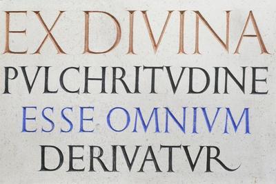 Inscription 'Ex Divina Pulchritudine'