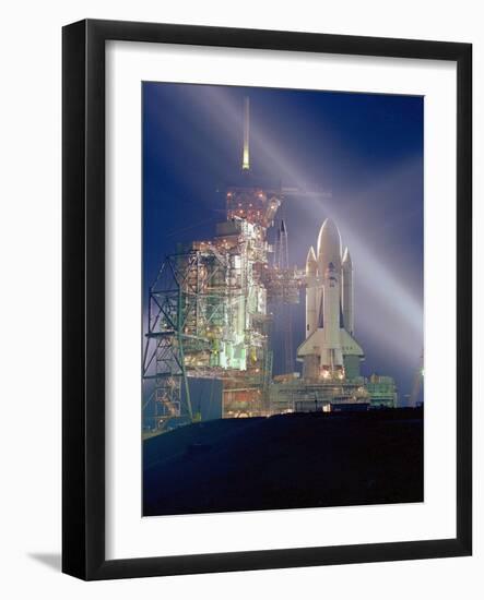 Exposition Nocturne De La Navette Spatiale Columbia Pour Sa 1Ere Mission Sts-1 Le 3 Mai 1981-null-Framed Photo