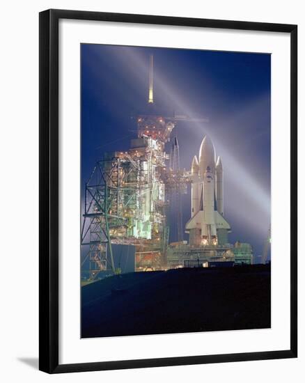 Exposition Nocturne De La Navette Spatiale Columbia Pour Sa 1Ere Mission Sts-1 Le 3 Mai 1981-null-Framed Photo