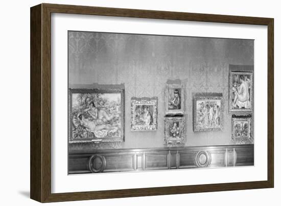 Exposition Renoir à la Galerie Paul Rosenberg en 1934-null-Framed Giclee Print