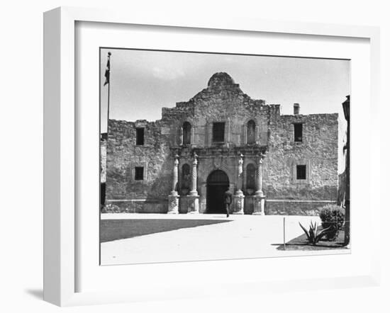 Exterior of the Alamo-Carl Mydans-Framed Photographic Print