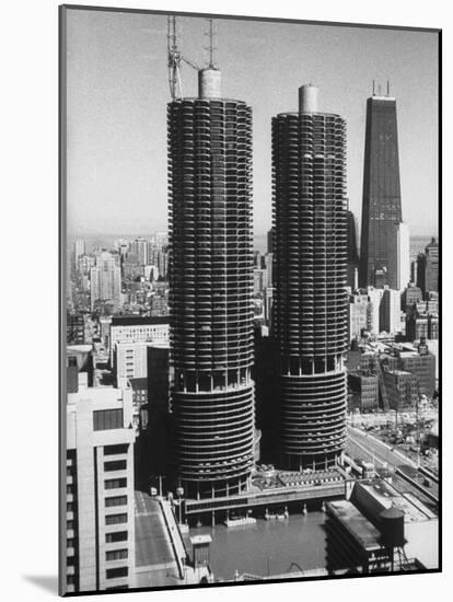 Exterior View of the Marina Towers Overlooking Chicago River-null-Mounted Photographic Print