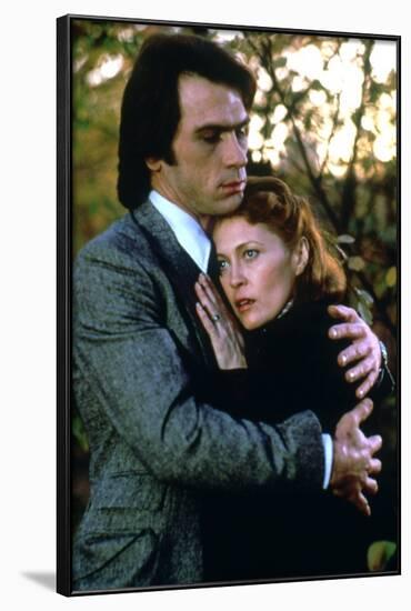 EYES OF LAURA MARS, 1978 directed by IRVIN KERSHNER Tommy Lee Jones and Faye Dunaway (photo)-null-Framed Photo