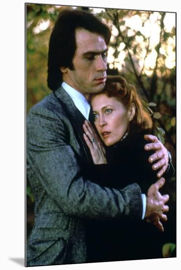 EYES OF LAURA MARS, 1978 directed by IRVIN KERSHNER Tommy Lee Jones and Faye Dunaway (photo)-null-Mounted Photo