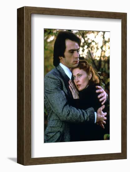 EYES OF LAURA MARS, 1978 directed by IRVIN KERSHNER Tommy Lee Jones and Faye Dunaway (photo)-null-Framed Photo