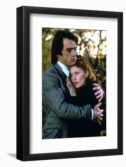 EYES OF LAURA MARS, 1978 directed by IRVIN KERSHNER Tommy Lee Jones and Faye Dunaway (photo)-null-Framed Photo