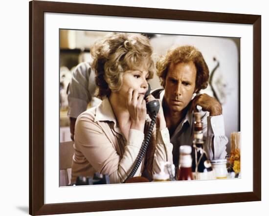 FAMILY PLOT, 1976 directed by ALFRED HITCHCOCK Barbara Harris / Bruce Dern (photo)-null-Framed Photo