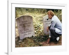 FAMILY PLOT, 1976 directed by ALFRED HITCHCOCK Bruce Dern (photo)-null-Framed Photo