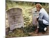 FAMILY PLOT, 1976 directed by ALFRED HITCHCOCK Bruce Dern (photo)-null-Mounted Photo