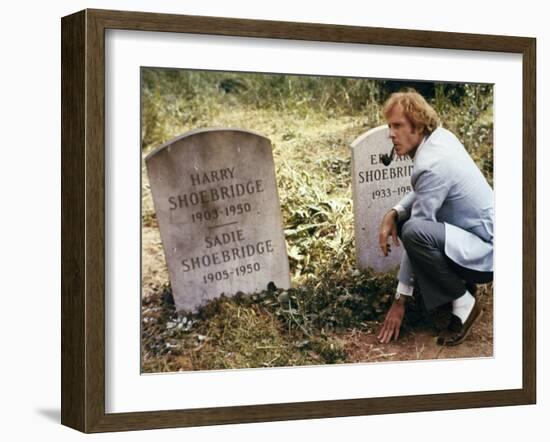 FAMILY PLOT, 1976 directed by ALFRED HITCHCOCK Bruce Dern (photo)-null-Framed Photo