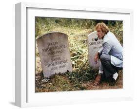 FAMILY PLOT, 1976 directed by ALFRED HITCHCOCK Bruce Dern (photo)-null-Framed Photo