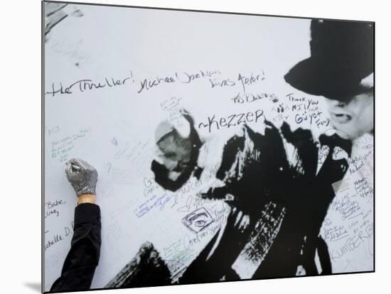 Fans Sign Tribute Wall to Michael Jackson outside the Staples Center, Los Angeles, July 7, 2009-null-Mounted Photographic Print