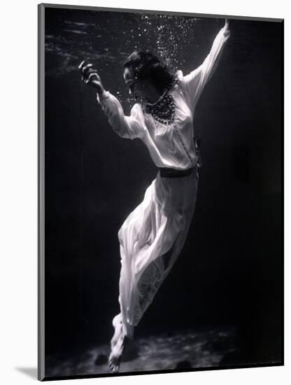 Fashion Model Underwater, 1939-Science Source-Mounted Giclee Print