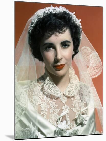 FATHER OF THE BRIDE, 1950 directed by VINCENTE MINNELLI Elizabeth Taylor (photo)-null-Mounted Photo