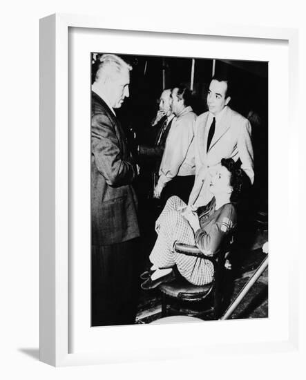 FATHER OF THE BRIDE, 1950 directed by VINCENTE MINNELLI On the set, Vincente Minnelli with Judy Gar-null-Framed Photo