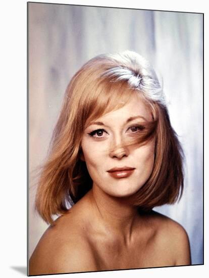 FAYE DUNAWAY, 1967 (photo)-null-Mounted Photo