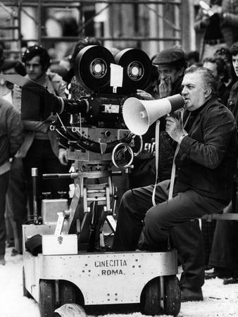 Federico Fellini on the Set' Photographic Print | AllPosters.com