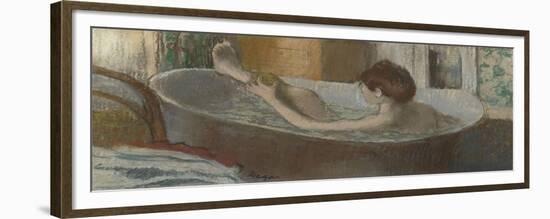 Femme dans son bain s'épongeant la jambe-Edgar Degas-Framed Premium Giclee Print