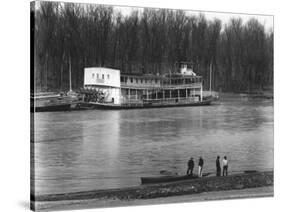 Ferry and River men, Vicksburg, Mississippi, c.1936-Walker Evans-Stretched Canvas